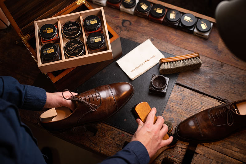 Shoe shining with Saphir Médaille d'Or