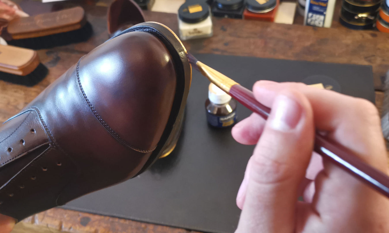 dyeing leather shoes using Saphir Teinture Francaise